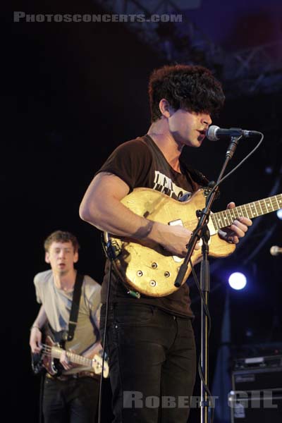 FOALS - 2008-07-06 - PARIS - Hippodrome de Longchamp - Yannis Philippakis - Walter Gervers